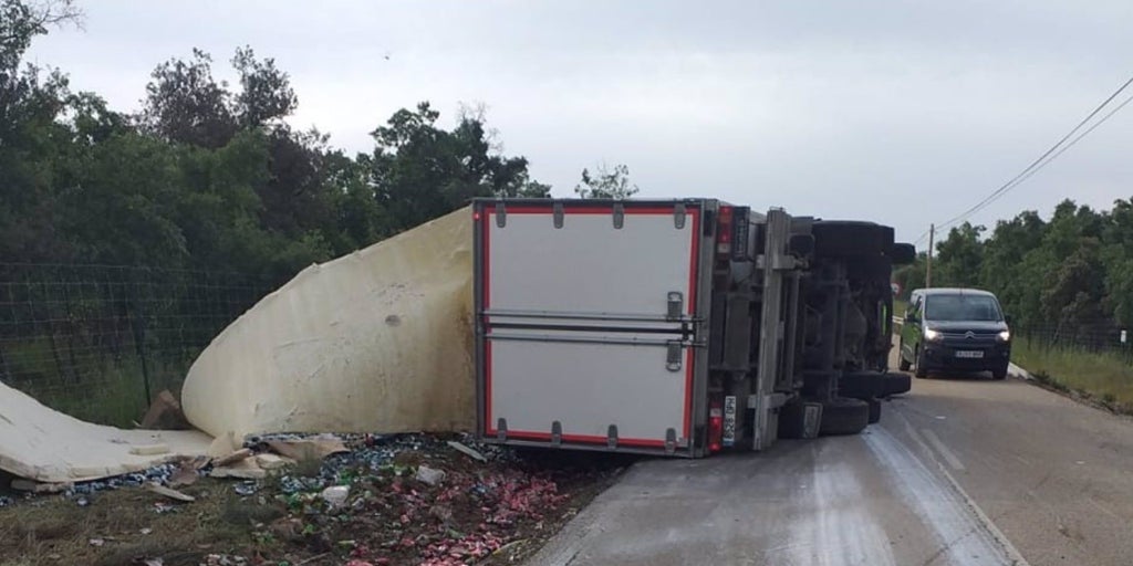 Herido un camionero tras volcar su vehículo a la altura de brihuega en la cm-2008, que ha quedado cortada al tráfico