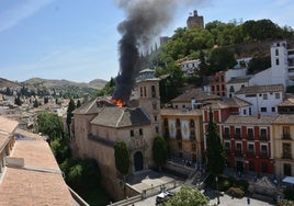 Un aparatoso incendio pone en riesgo la iglesia de Santa Ana, una de las más valiosas de Granada