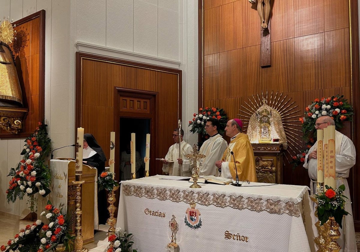 El obispo, Jesús Fernández, en la misa celebrada en el Hogar Nuestra Señora de la Sierra de Cabra