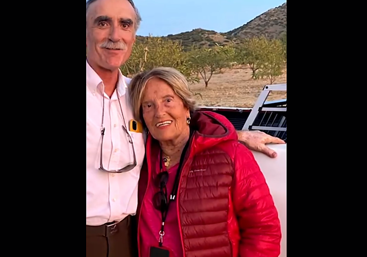 Juan y Medio posando junto a su madre en una fotografía