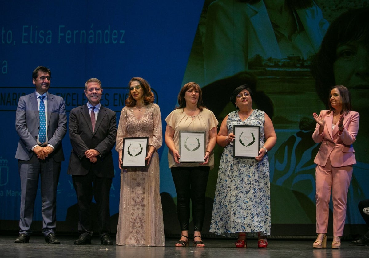 García-Page junto a tres premiadas: Blanca Corroto, Elisa Fernández y Felicia Plata