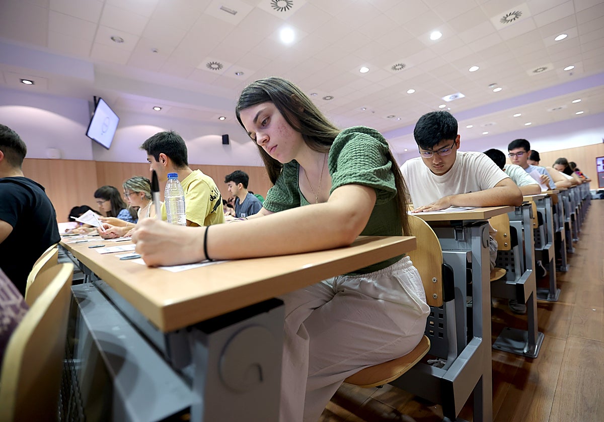 Estudiantes durante los exámenes de Selectividad