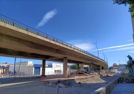 Arrancan las obras finales del soterramiento del ferrocarril en Almería con la demolición del puente del Mediterráneo