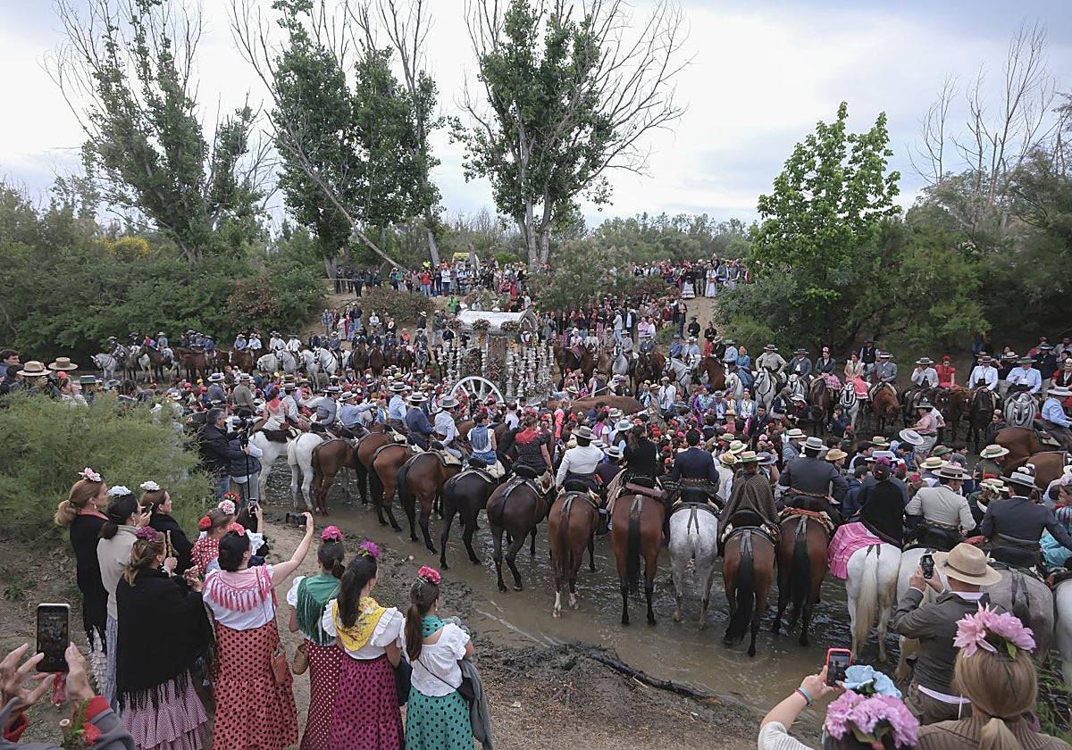 El paso del Rocío de Triana por el Vado de Quema