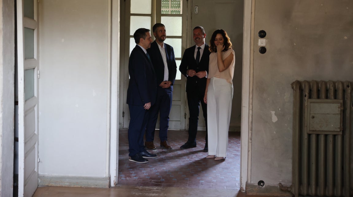 Ayuso, durante la visita, observa una de las amplias salas.