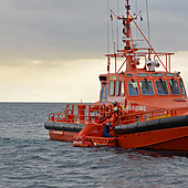 Rescatados 128 migrantes de dos neumáticas en aguas de Lanzarote