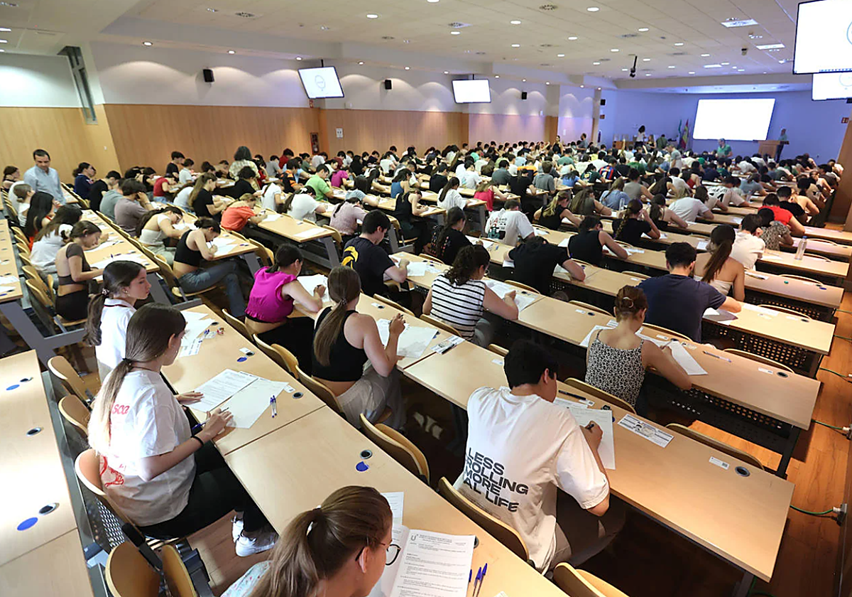 Estudiantes examinándose de la Selectividad 2024 en un centro universitario de Córdoba