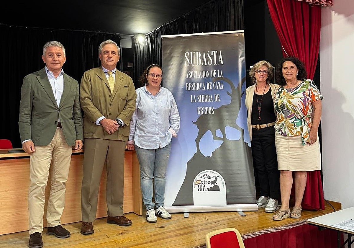 El consejero de Gestón y Mundo Rural, Ignacio Higuero, y el director general de Gestón Forestal, Caza y Pesca, Ricardo Romero, junto a las alcaldesas de Guijo de Santa Bárbara, Tornavacas y Jerte