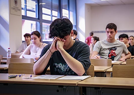 Imagen secundaria 1 - Nervios a las puertas del primer examen de la PAU 2025: «Es el día más importante del año. Vamos a demostrar lo que valemos»