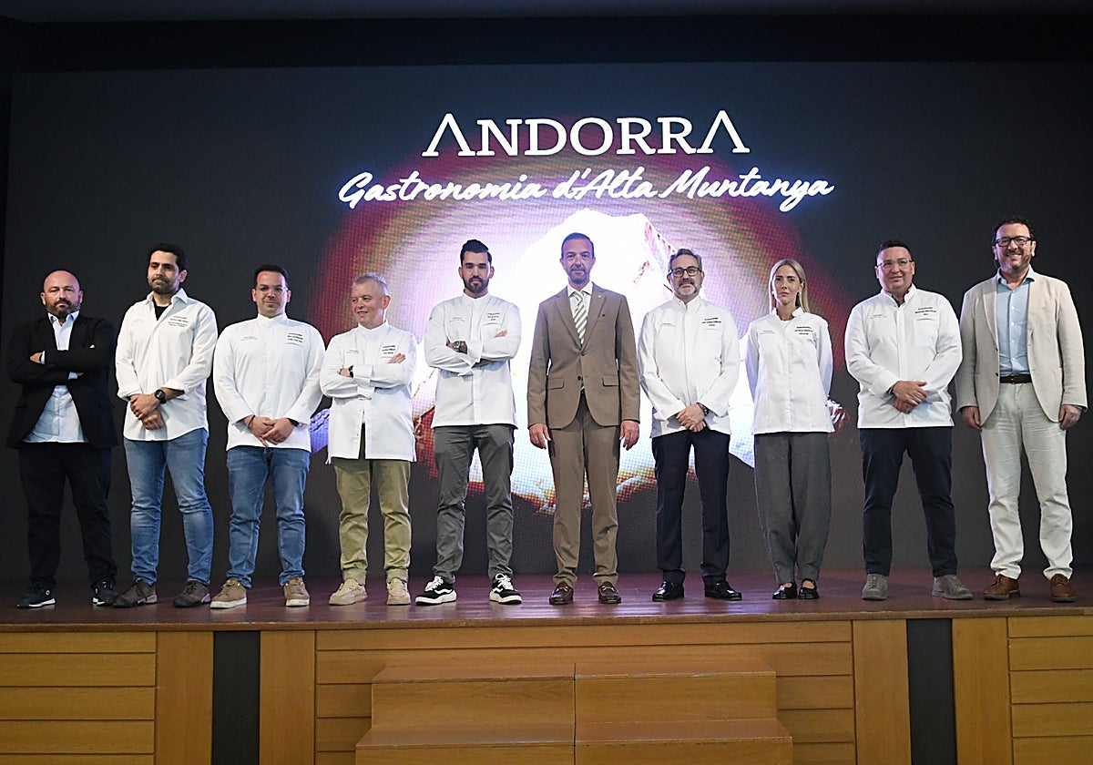 Los chefs y productores que promocionarán la gastronomía de alta montaña posan con el ministro de Turismo, Jordi Torres, en el centro y flanqueados por el director general de Andorra Turisme, Betim Budzaku, a la derecha, y a la izquierda por Jordi Parra, de Vocento Gastronomía