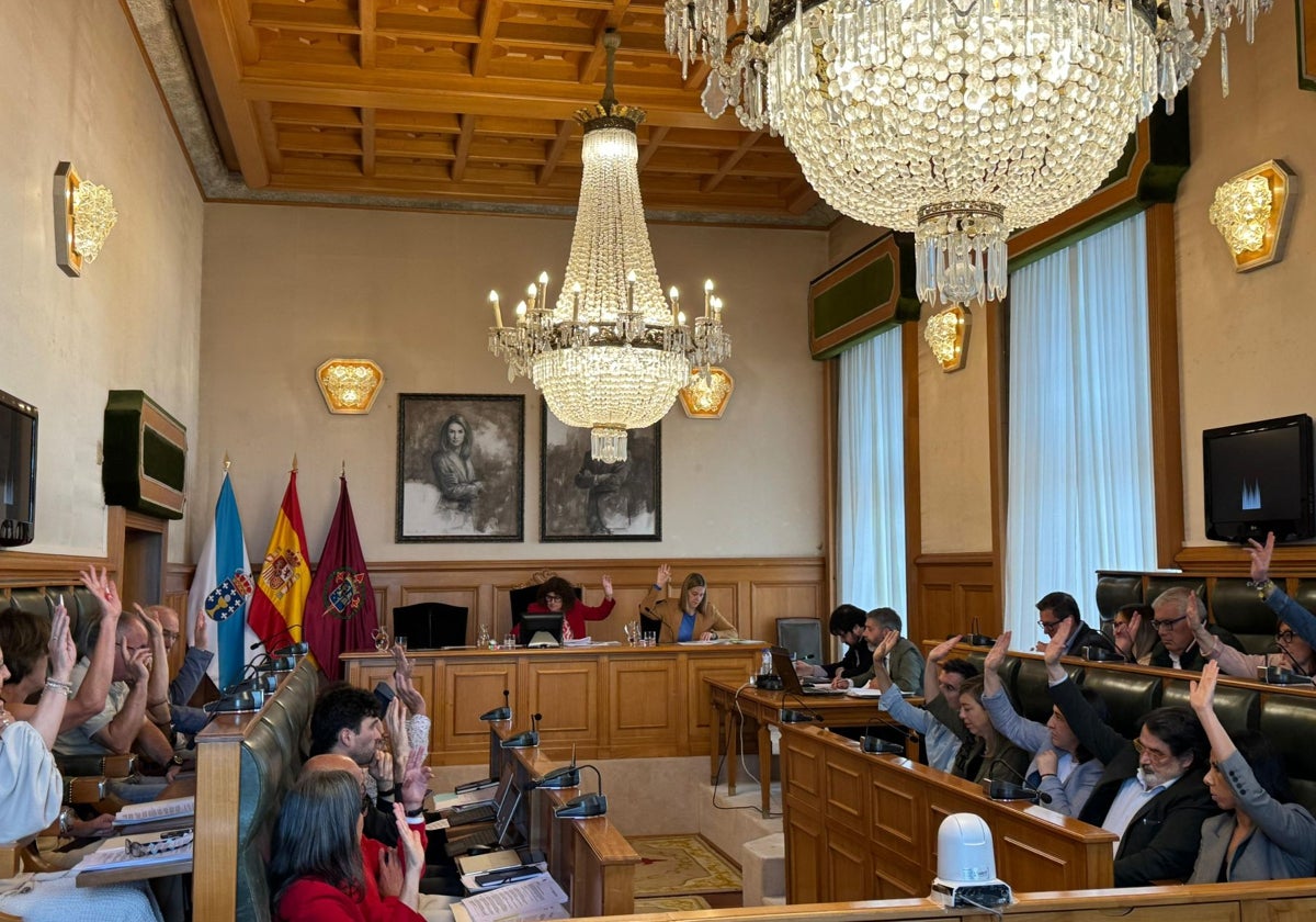 Momento de la aprobación de la declaración institucional, este martes en el Concello de Santiago