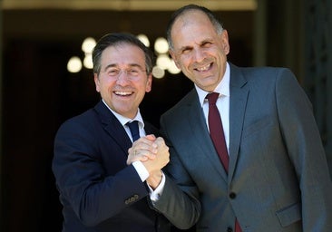 El ministro griego de Exteriores, George Gerapetritis, saluda a su homólogo español José Manuel Albares en Atenas