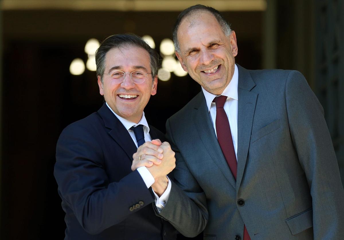 El ministro griego de Exteriores, George Gerapetritis, saluda a su homólogo español José Manuel Albares en Atenas