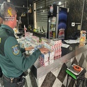 Fajos de billetes, cocaína en el horno y tabaco ilegal tras la nevera: el arsenal que escondía un bar de Valencia