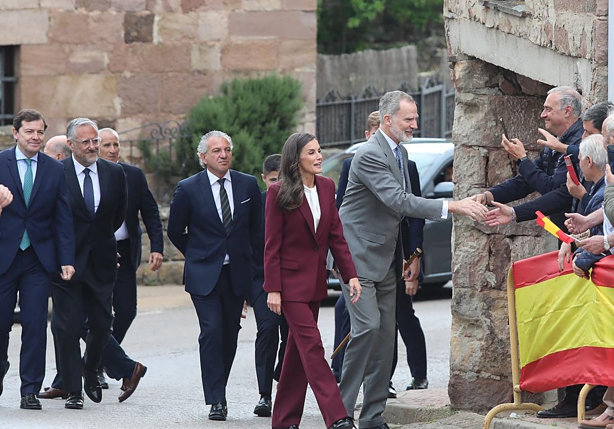 Los Reyes saludan a vecinos del municipio de Brañosera antes de participar en la conmemoración del 1.200 aniversario de la Carta Puebla