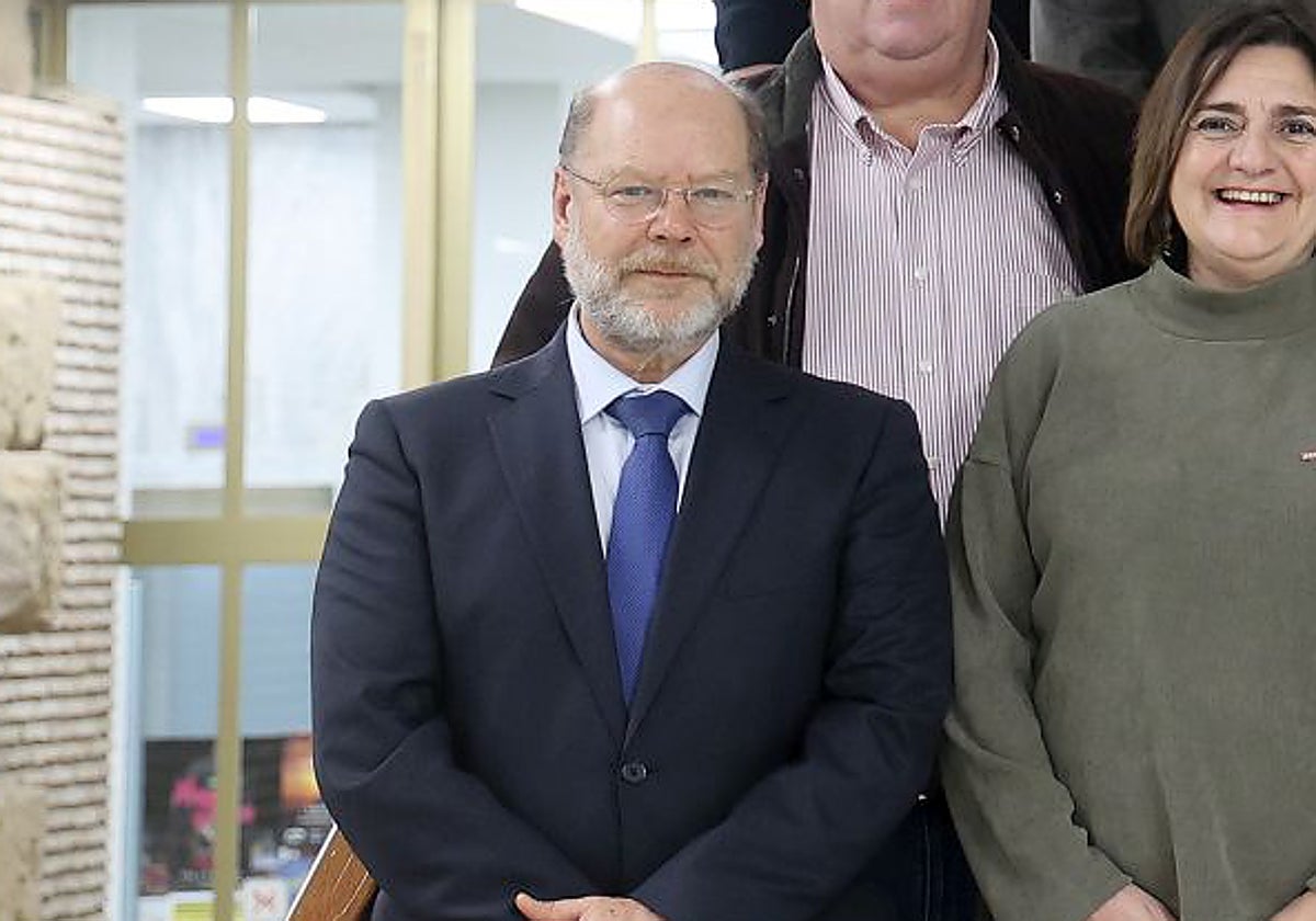 Luis Galán, en el centro, candidato a hermano mayor de la Quinta Angustia