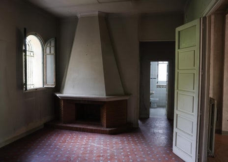 Imagen secundaria 1 - Arriba, la visita de Ayuso al interior del antiguo hogar de Vicente Aleixandre. Abajo, la chimenea del recibidor que servía de antesala del salón y la biblioteca donde el poeta recibía a las visitas. A la derecha, las llaves de la casa que compró la Comunidad de Madrid por 3,1 millones de euros