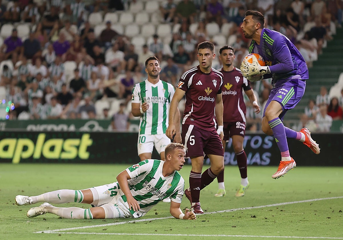 Obolskii sobre el césped tras intentar un remate en el último partido del Córdoba