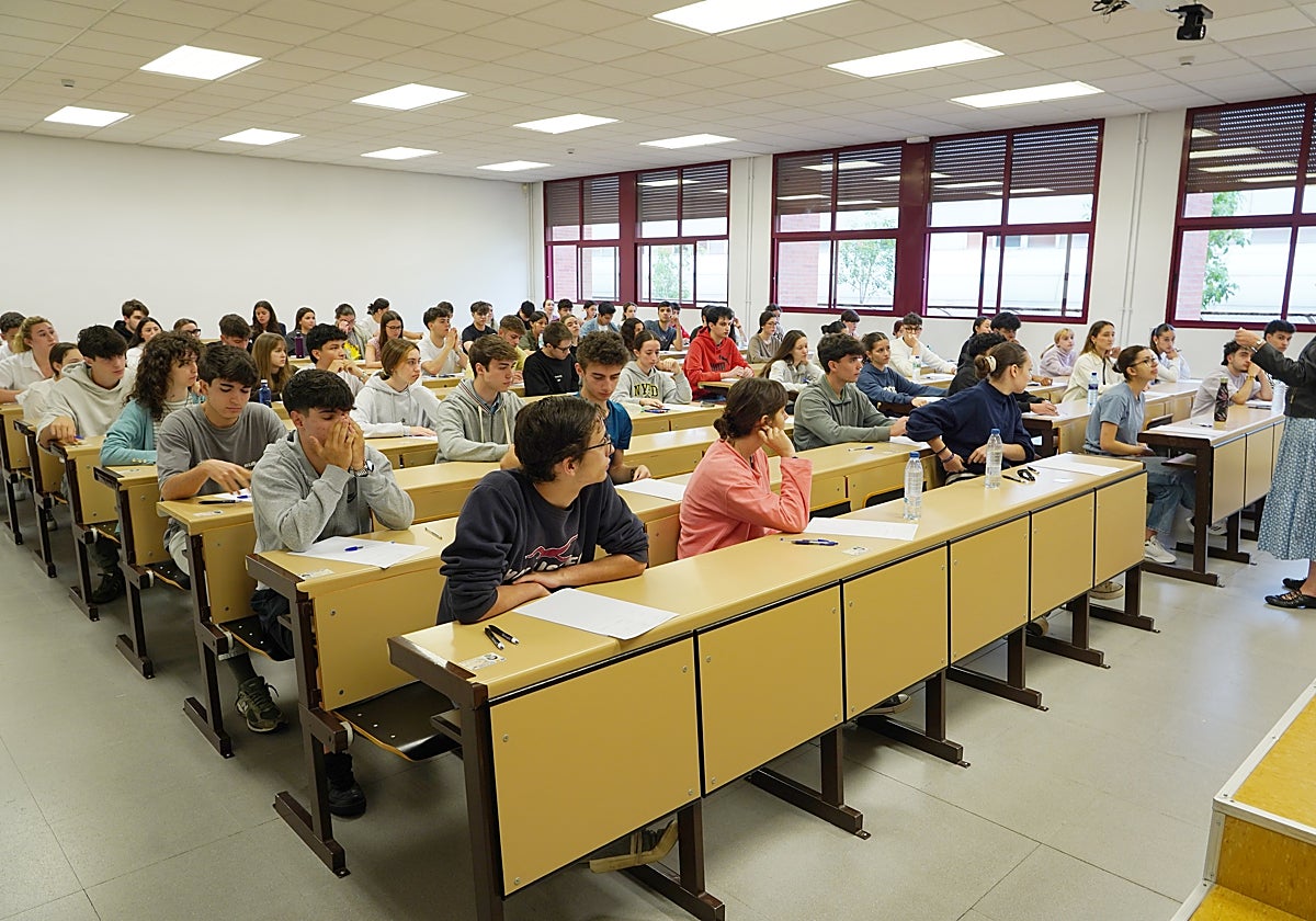 Alumnos en la universidad de Valladolid este martes antes de comenzar la prueba