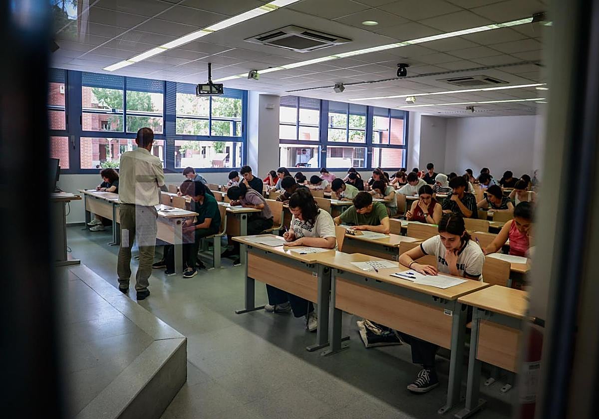 Alumnos durante el examen de la PAU 2025 en la Universidad Complutense de Madrid