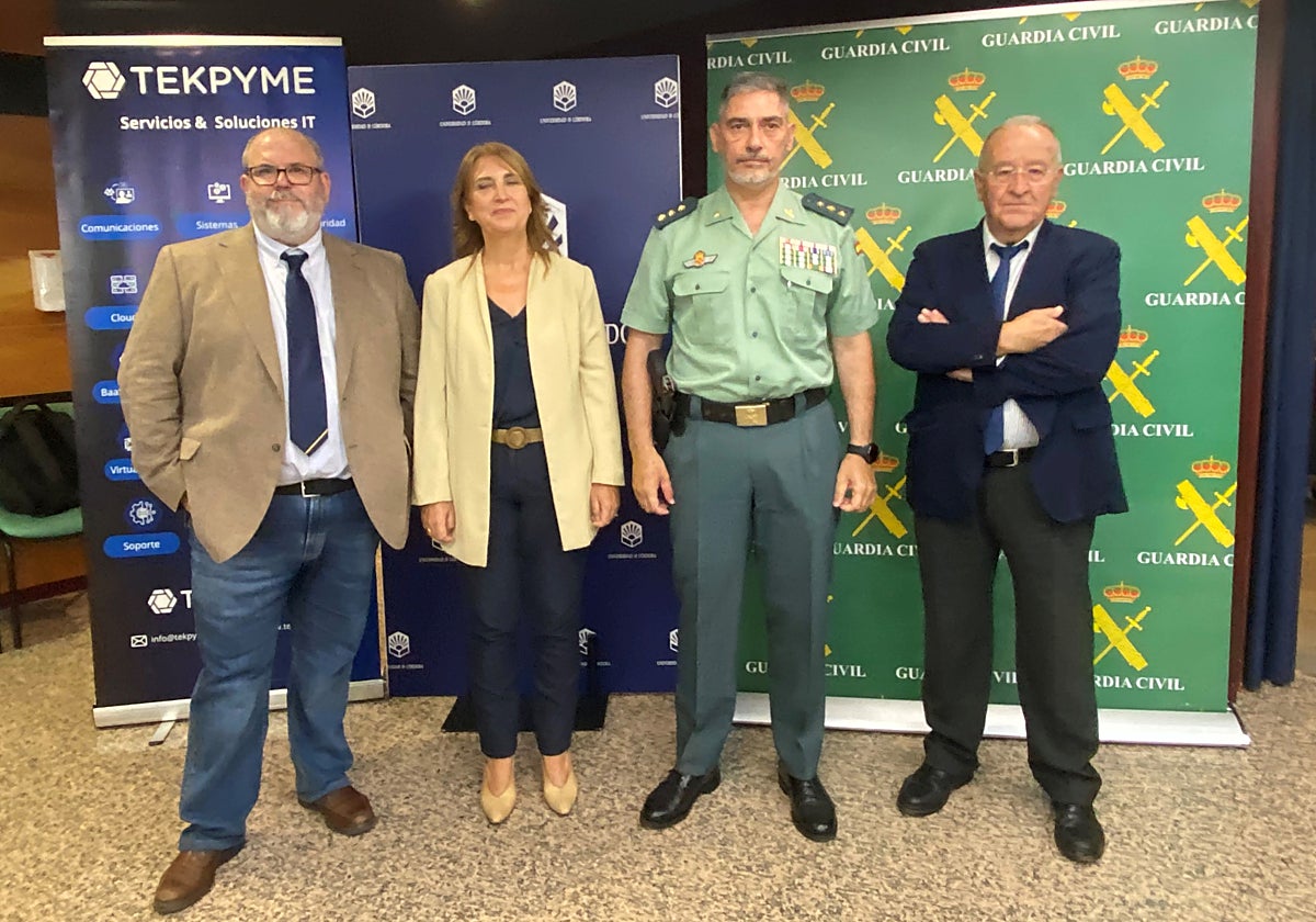 Autoridades y representantes institucionales en la apertura de la jornada de cibercriminalidad