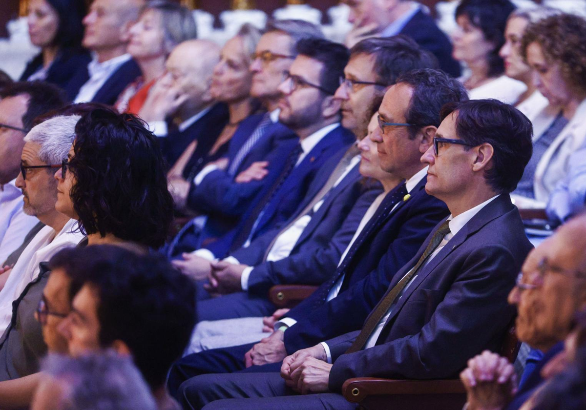 El presidente de la Generalitat de Cataluña, Salvador Illa, ayer, durante el acto de entrega del premio de Òmnium Cultural
