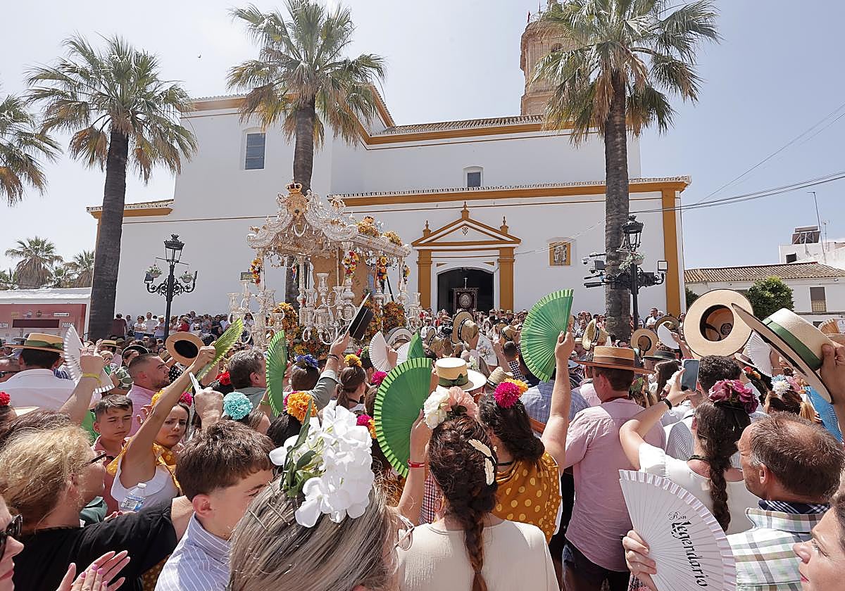 Mairena del Aljarafe en el paso de hermandades por Villamanrique en su camino hacia El Rocío