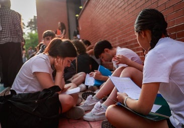 Alumnos madrileños tras el primer día de la PAU: «Nos parece injusto que no sigamos todos las mismas reglas. Nos quedamos sin plazas»