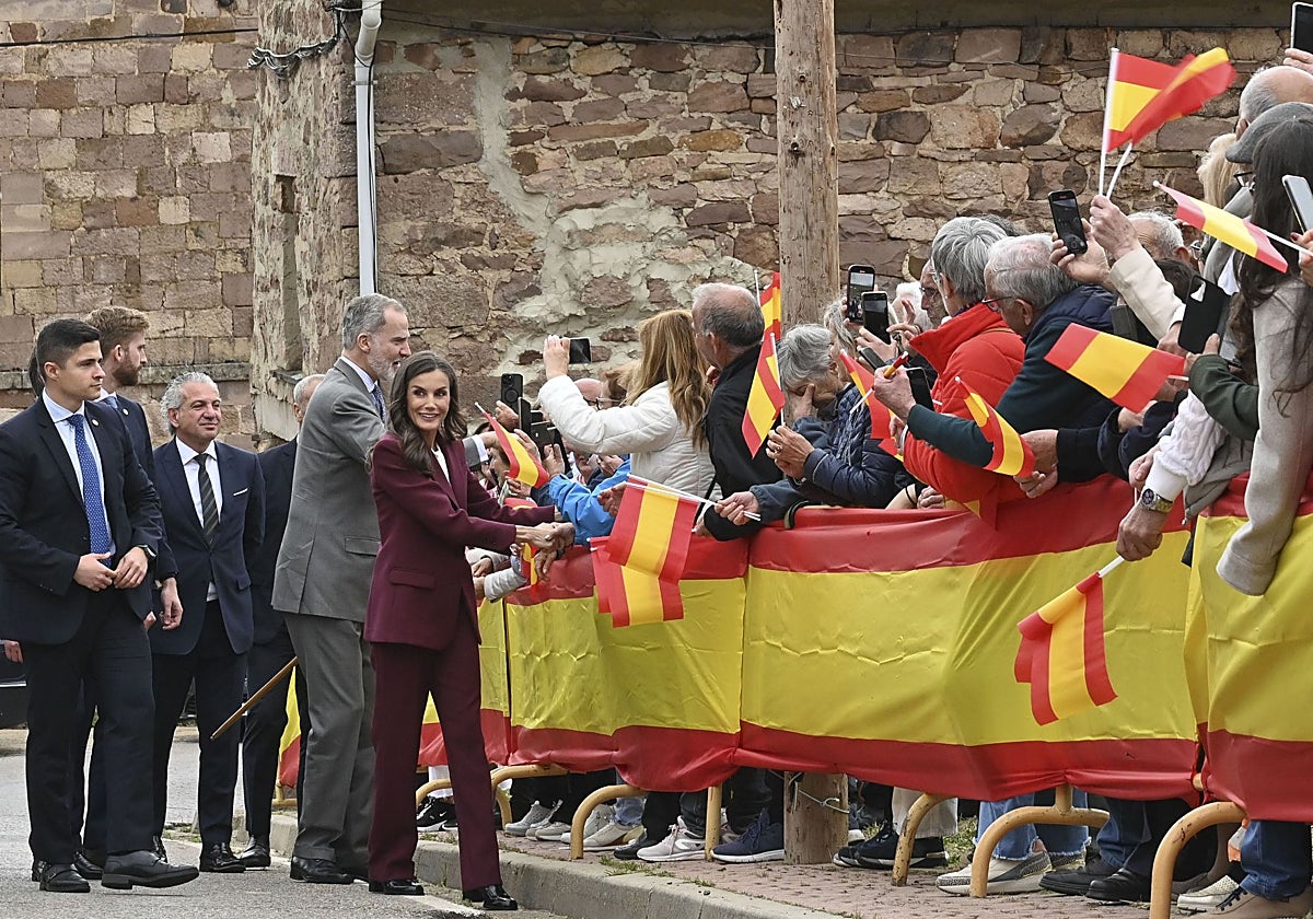 Los Reyes, a su llegada a Brañosera, en Palencia, el primer municipio de España