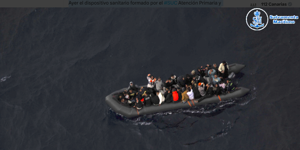 Rescatada una lancha neumática con 41 migrantes en aguas de lanzarote