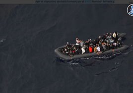 Rescatada una lancha neumática con 41 migrantes en aguas de Lanzarote