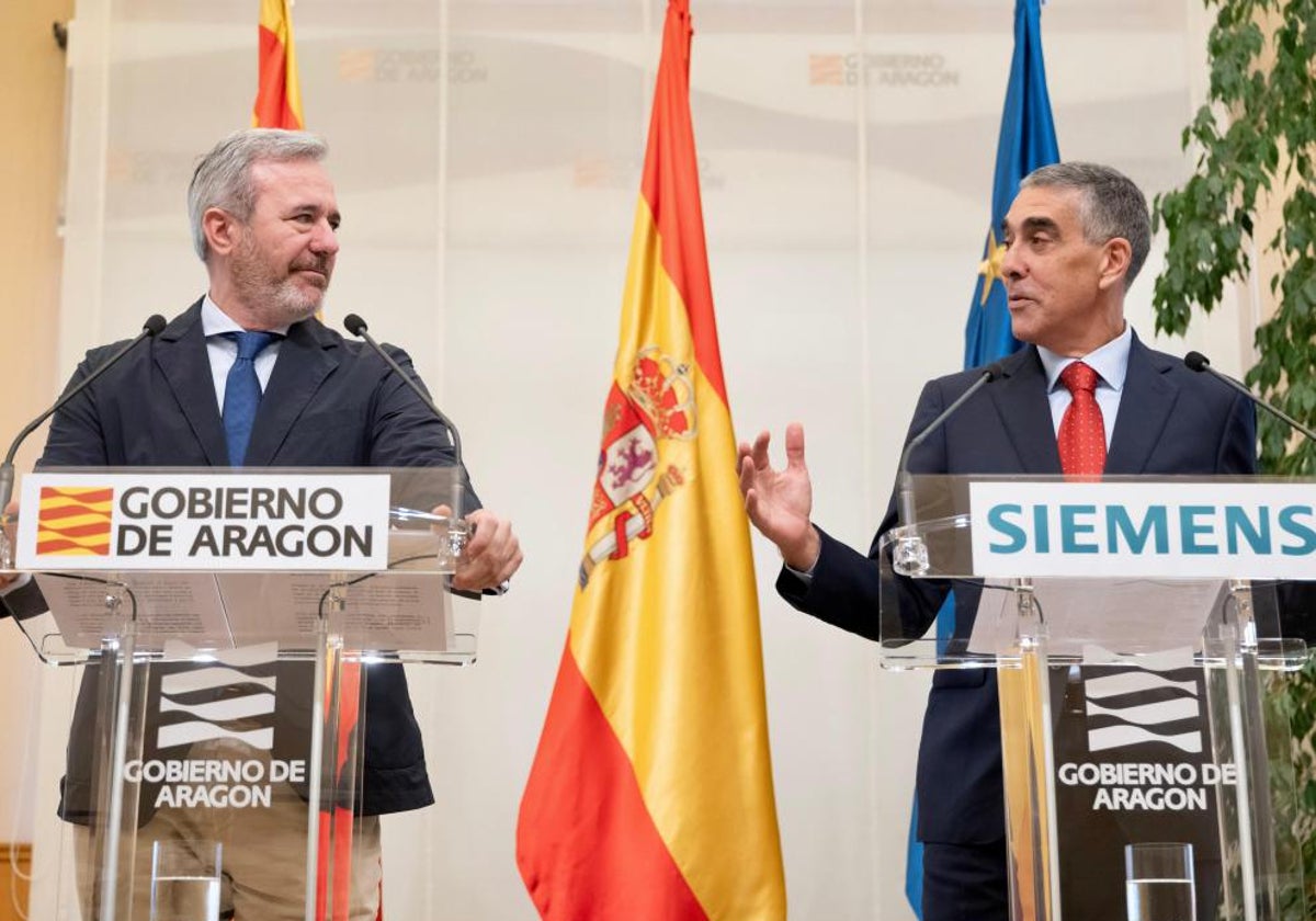 El presidente del Gobierno de Aragón, Jorge Azcón, junto con el presidente de Siemens España, Fernando Silva