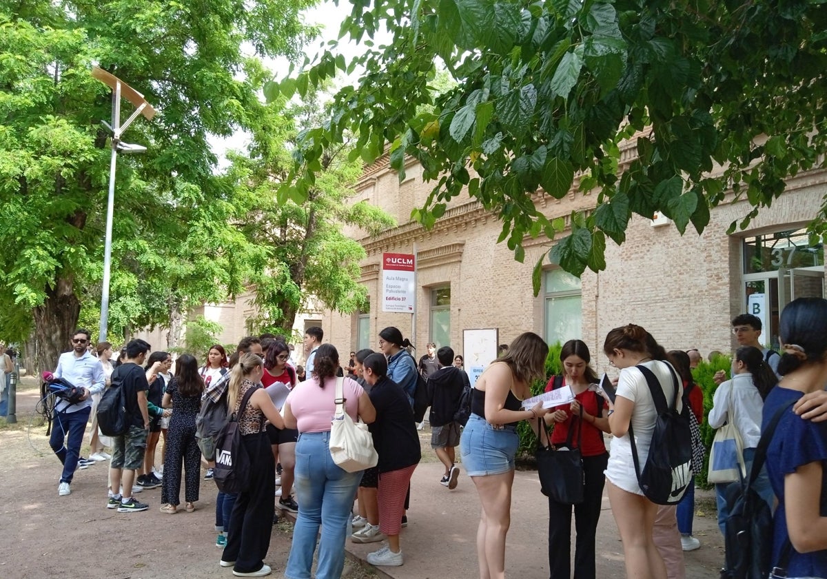 Alumnos en el campus de la Fábrica de Armas de Toledo tras haber presentado los primeros exámenes de la PAU