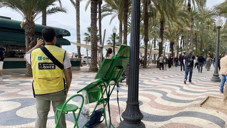 Pillado tras 'colarle' billetes falsos de 50 euros a vendedores ciegos de la ONCE durante meses