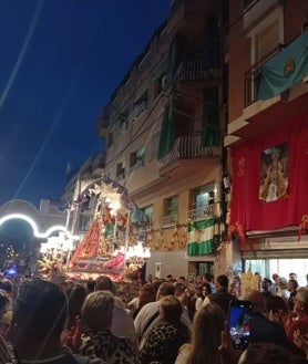 Imagen secundaria 2 - En la imagen superior, la Virgen de la Sierra, bajo los arcos dispuestos en Santa Coloma de Gramanet. Debajo a la Izquierda, un momento de la romería en medio de parajes naturales. A la derecha, una multitud acude a ver a la Virgen de la Sierra en la calle Nápoles de ese municipio catalán