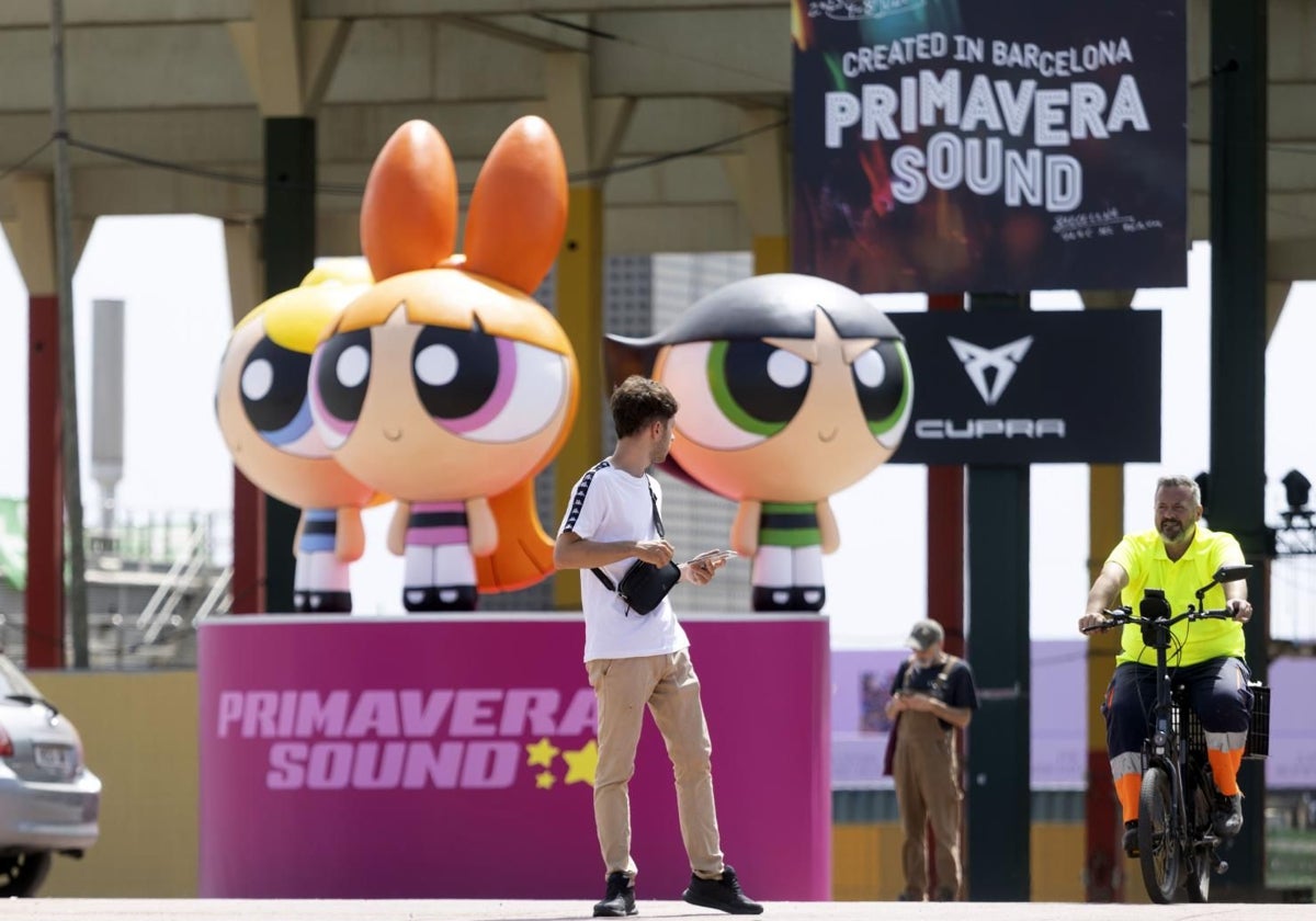 Operarios, ultimando los preparativos del Primavera Sound esta misma semana