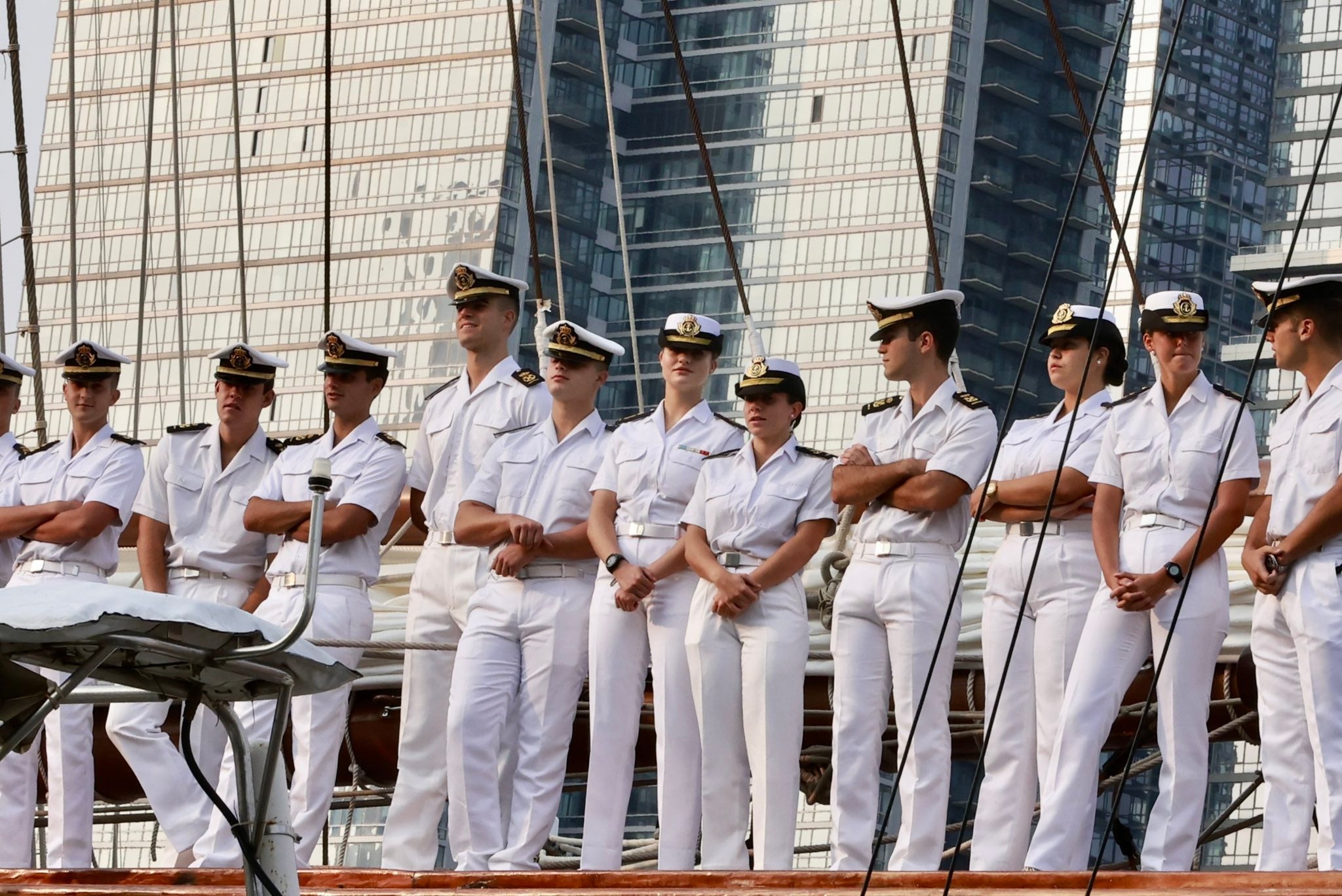 Los guardamarinas posan junto a la Princesa Leonor.