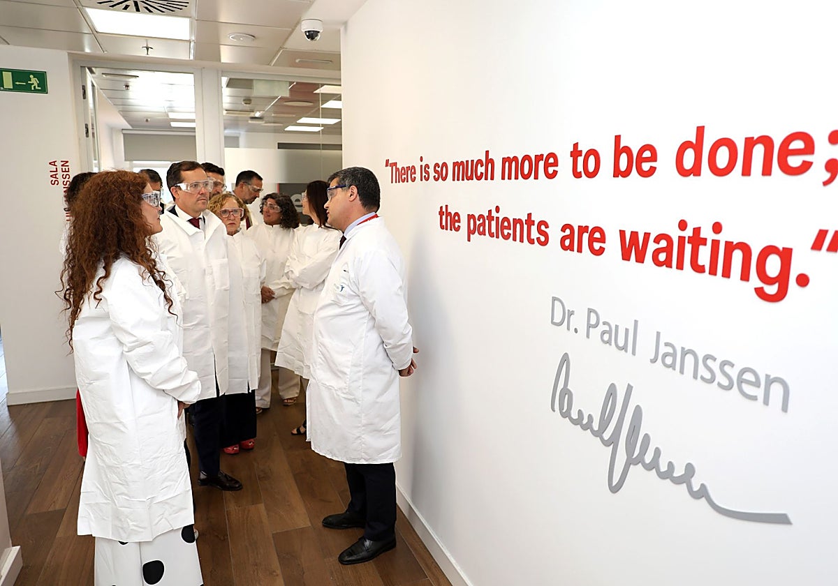 El alcalde, tras el acto, ha visitado las instaciones de la empresa