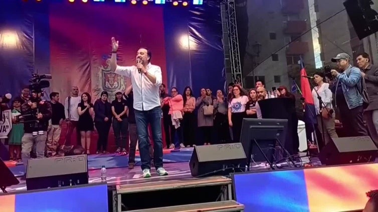 Miles de personas marchan en apoyo al alcalde de Quito