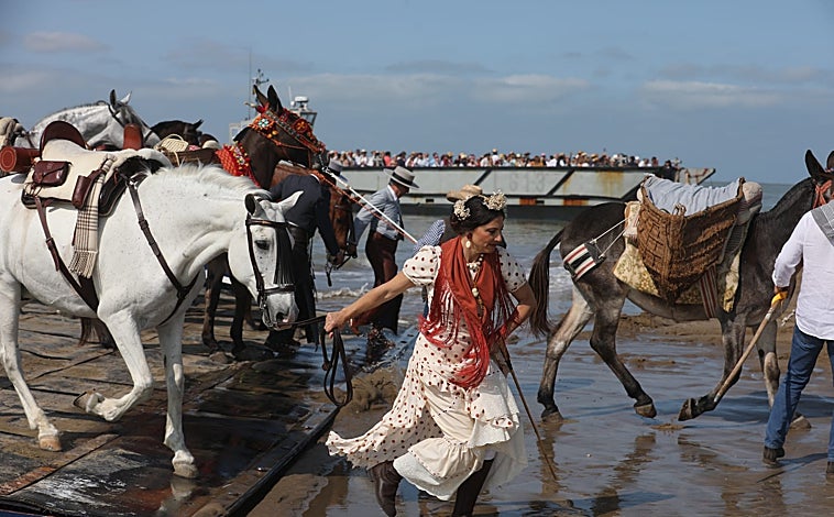 Imagen principal - La hermandad del Rocío de Sanlúcar vive su día grande con el embarque en Bajo de Guía