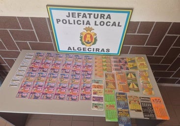 La Policía Local recupera los cupones de la ONCE perdidos en la calle por un vendedor en Algeciras