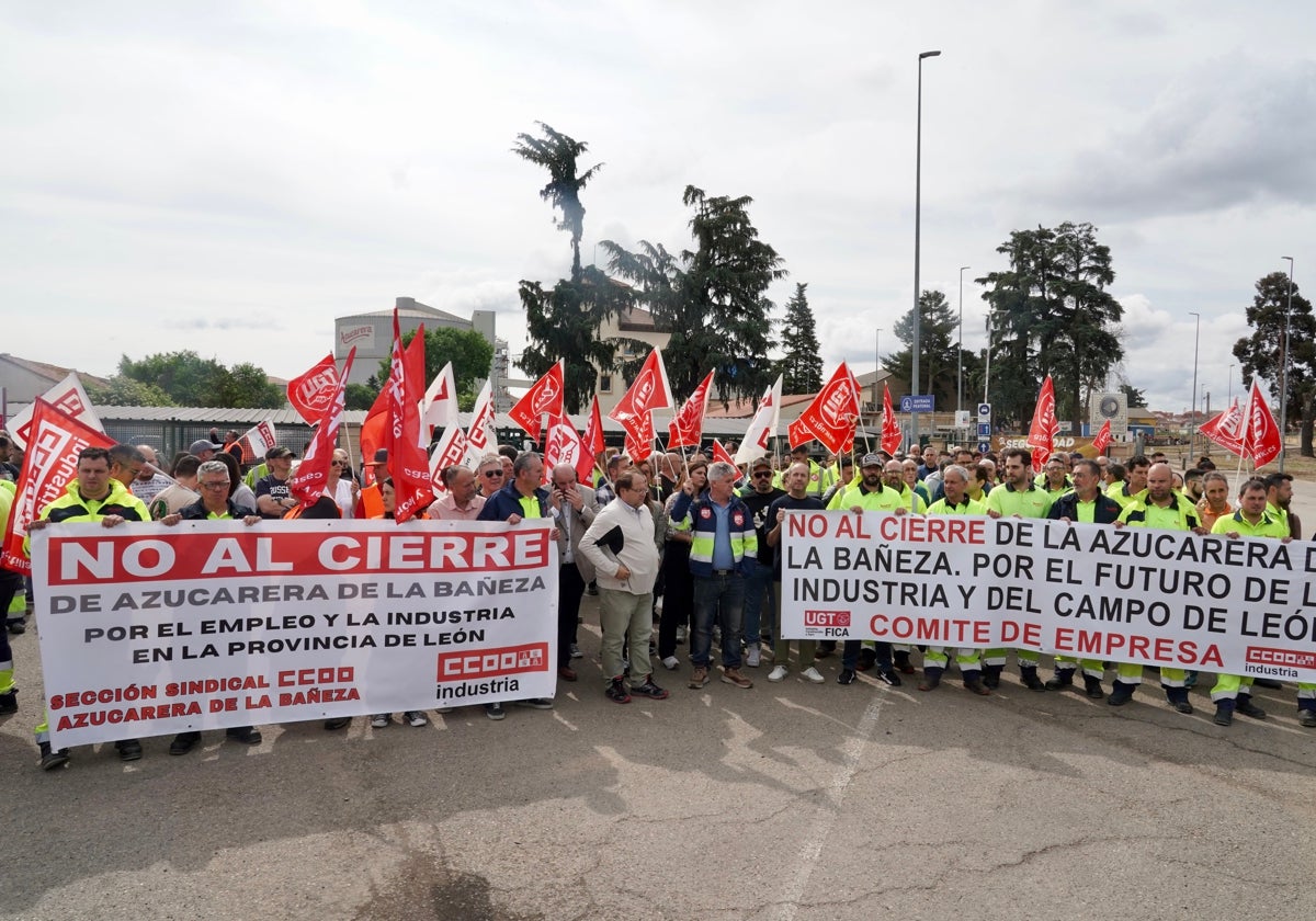 Centenares de personas se concentran en La Bañeza (León) contra el cierre de la fábrica de Azucarera en la localidad