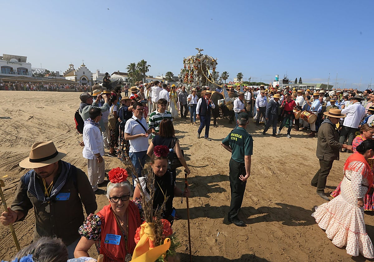 Embarque de la hermandad de Sanlúcar de Barrameda en Bajo de Guía
