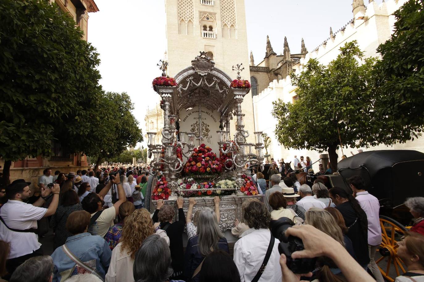 Salida de la Hermandad del Rocío de Sevilla en su peregrinación a la Aldea del Rocío
