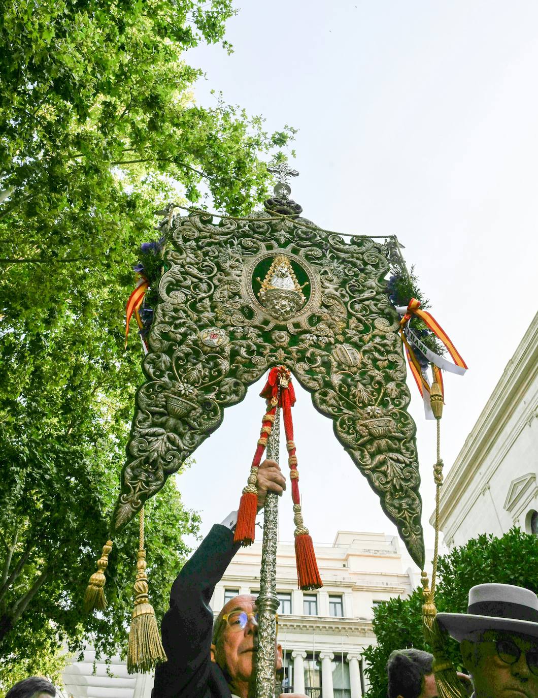 El Simpecado de la hermandad es llevado desde la plaza del Salvador hacia el Ayuntamiento