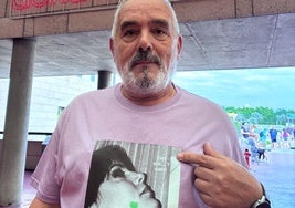 Eugenio Aroca muestra la imagen de su hija María Jesús en una camiseta