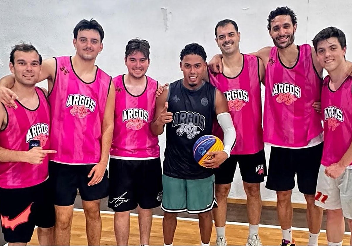 Imagen del cantante internacional Myke Towers tras una pachanga de baloncesto en Valencia