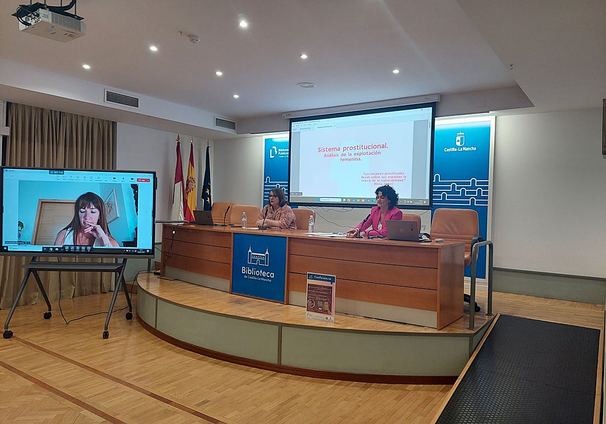 Nuria Cuevas, presidenta de la Asociación de Mujeres Progresistas de Toledo, y Rocío Mora, directora y fundadora de Apramp, durante la conferencia