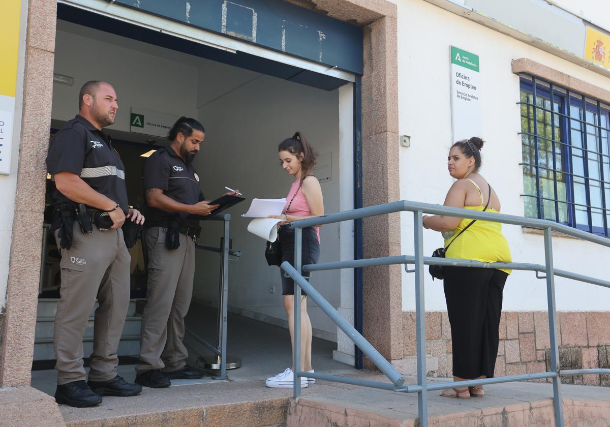 Una joven entra a la oficina de empleo de Las Lonjas