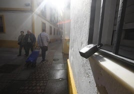 Accesos y servicios independientes: los motivos por los que Urbanismo revoca licencias de pisos turísticos en Córdoba